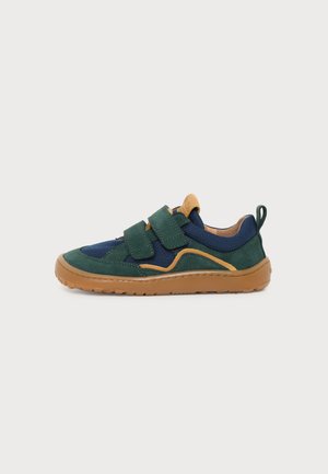 Pantof sport pentru copii, bleumarin și verde, cu accente bej, două curele cu velcro și talpă de cauciuc maro, văzut din lateral pe un fundal simplu.