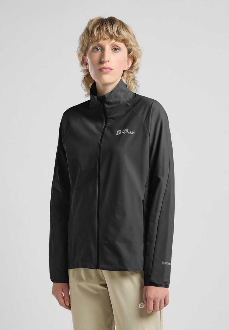 Veste noire, légère et imperméable avec col haut, fermeture éclair intégrale et poches latérales. Elle présente un logo sur la poitrine et des poignets ajustables.