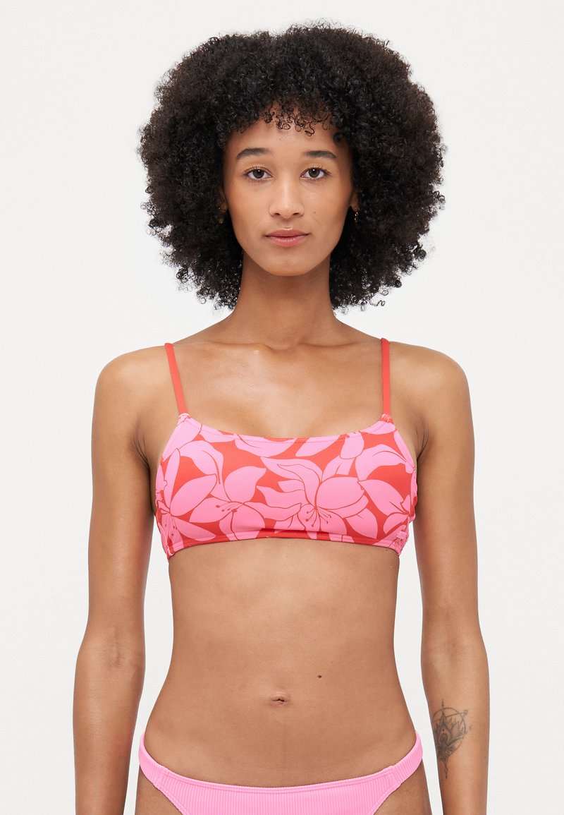 Roze bloemen bikini-top met dunne bandjes en een rechthoekige snit. Beschikt over een helder roze en koraal bloemenpatroon op een gladde textuurstof.