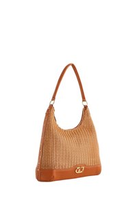 Borsa intrecciata color tan con base in pelle liscia, dettagli in metallo dorato e una sola tracolla. Superficie texture con un motivo sottile.
