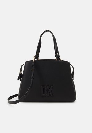 Schwarze Lederhandtasche mit zwei Griffen, abnehmbarem Schulterriemen und eingeprägtem DK-Logo auf der Vorderseite.