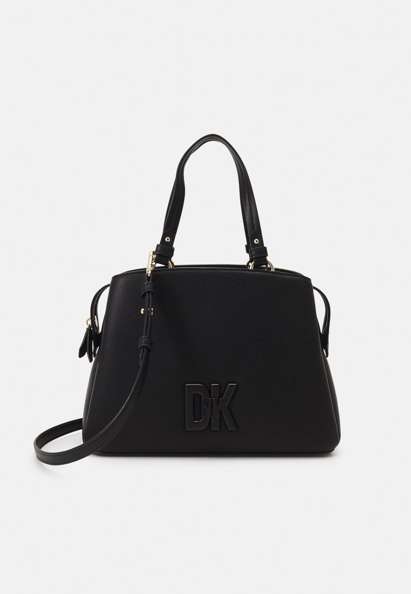 Sac à main en cuir noir avec deux poignées, bandoulière amovible et logo DK embossé sur le devant.