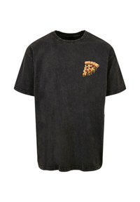 Camisa de algodón negra con un pequeño gráfico de pizza colorido en la parte izquierda del pecho. Diseño de mangas cortas y cuello redondo.