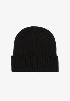 Crna pletena kapa s preklopom i suptilnim rebrastim uzorkom, dizajnirana za toplinu i ležerno nošenje.