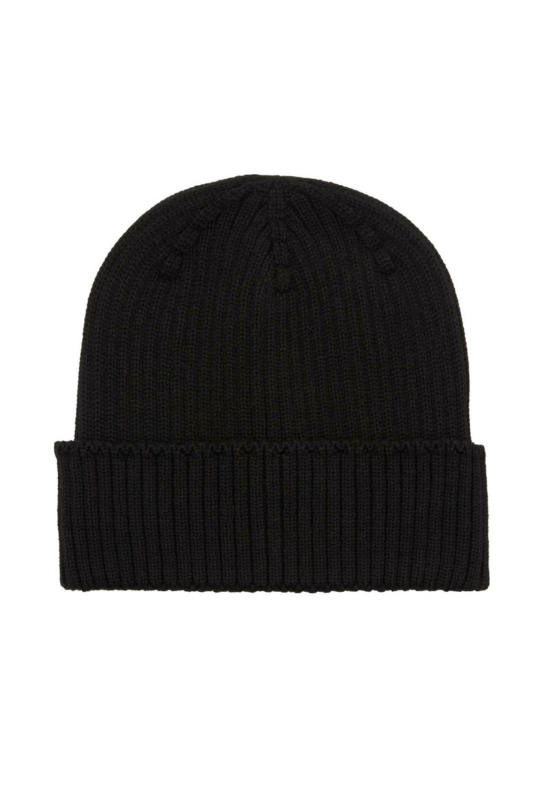 Crna pletena kapa s preklopom i suptilnim rebrastim uzorkom, dizajnirana za toplinu i ležerno nošenje.