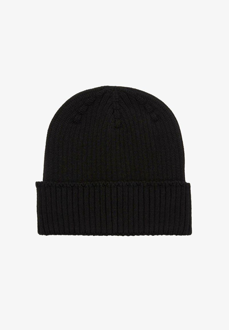 Crna pletena kapa s preklopom i suptilnim rebrastim uzorkom, dizajnirana za toplinu i ležerno nošenje.