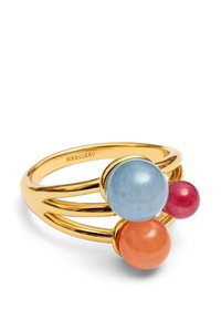 Goldfarbener Ring mit drei polierten, runden Steinen: einem Himmelblauen, einem Korallenorange und einem tiefen Rot, auf einem schlanken, spiralförmigen Ringband gesetzt.