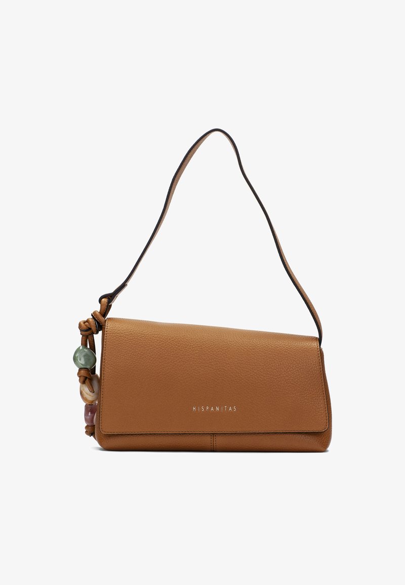 Väskor i brunt läder med slät textur, som har en flätad rem med dekorativa pärlor i grönt, lila och creme. Silverlogga.