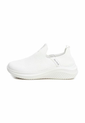 Zapatos blancos tipo slip-on hechos de material de malla texturizada, con una suela flexible con estrías y un branding minimalista en el costado.