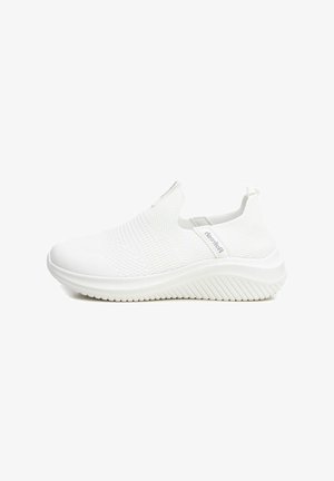 Zapatos blancos tipo slip-on hechos de material de malla texturizada, con una suela flexible con estrías y un branding minimalista en el costado.