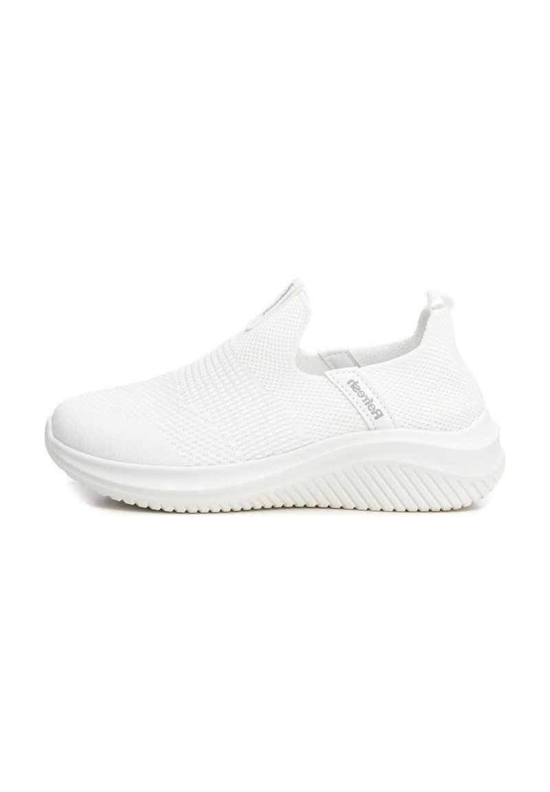 Zapatos blancos tipo slip-on hechos de material de malla texturizada, con una suela flexible con estrías y un branding minimalista en el costado.