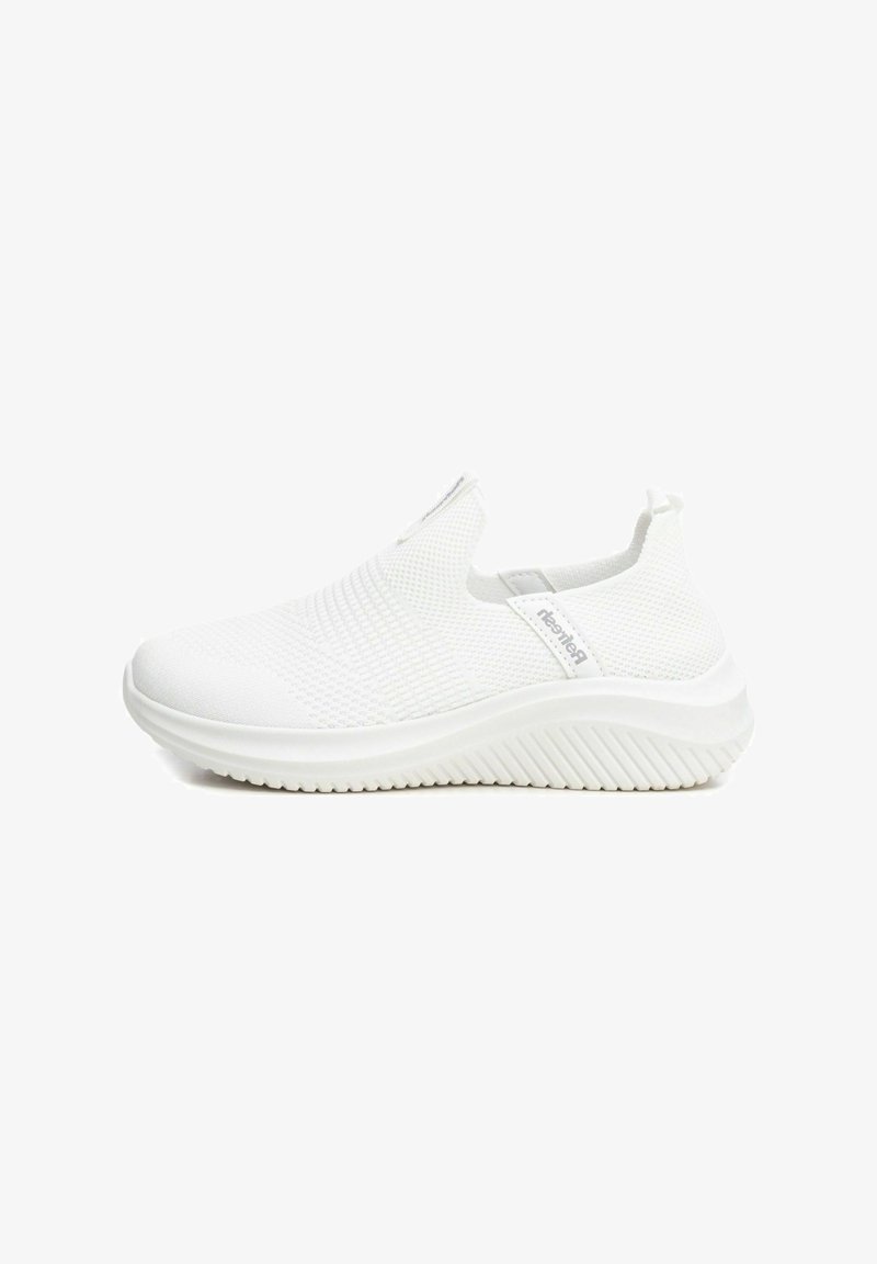 Zapatos blancos tipo slip-on hechos de material de malla texturizada, con una suela flexible con estrías y un branding minimalista en el costado.