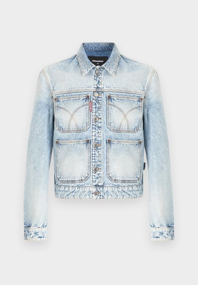 Svetlo modra bledela denim jakna s štirimi sprednjimi žepi, zapiranjem na gumbe in detajli kontrastnega šivanja.