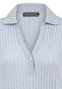 Pull léger en tricot bleu clair avec une texture côtelée, doté d'un col en V, d'une patte de boutonnage à trois boutons et d'un col. Étiquette de la marque cousue à l'intérieur.