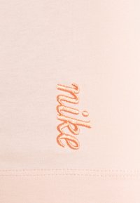 Nike Sportswear T-shirt med print - pink