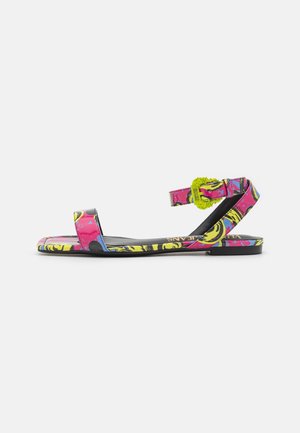 Flad sandal med tynde farverige remme i pink, gul og blå, med en neongrøn spænde og printede mønstre.