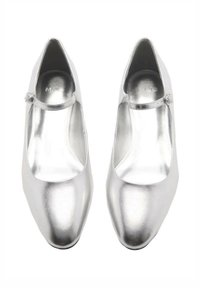 Scarpe Mary Jane argento metallizzato con punta affusolata, cinturino alla caviglia e texture liscia simile alla pelle. Suola piatta con dettagli hardware minimi.