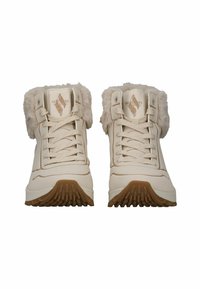 Bottes de randonnée blanches avec un col en fausse fourrure, des lacets beiges, une semelle texturée et un logo doré sur la languette. Tige synthétique durable et intérieur rembourré.