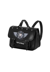 Mochila de cuero sintético negra con solapa, que presenta tachuelas plateadas, un gráfico de Betty Boop y adornos de alas. Incluye correas ajustables.