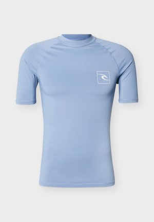 Vaaleansininen lyhythihainen suojapaita korkealla kaula-aukolla ja valkoinen aallonlogo vasemmassa rinnassa.