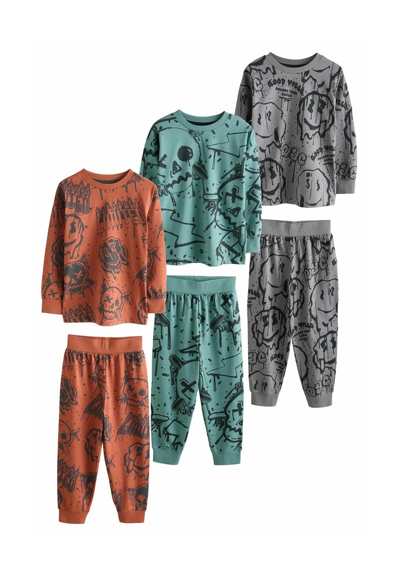 Drie sets kinderpyjama's met lange mouwen en broeken, in oranje, teal en grijs met gedurfde grafische prints en elastische taillebanden.