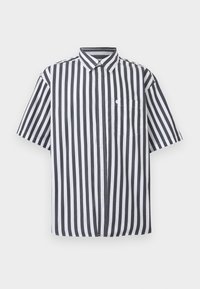 Ανδρικό πουκάμισο με κοντό μανίκι, με κάθετες ρίγες σε μαύρο και άσπρο και τσέπη στο στήθος, σε απλό φόντο.