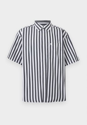 Chemise à manches courtes pour hommes, à boutons, avec des rayures verticales noires et blanches et une poche poitrine, sur un fond uni.