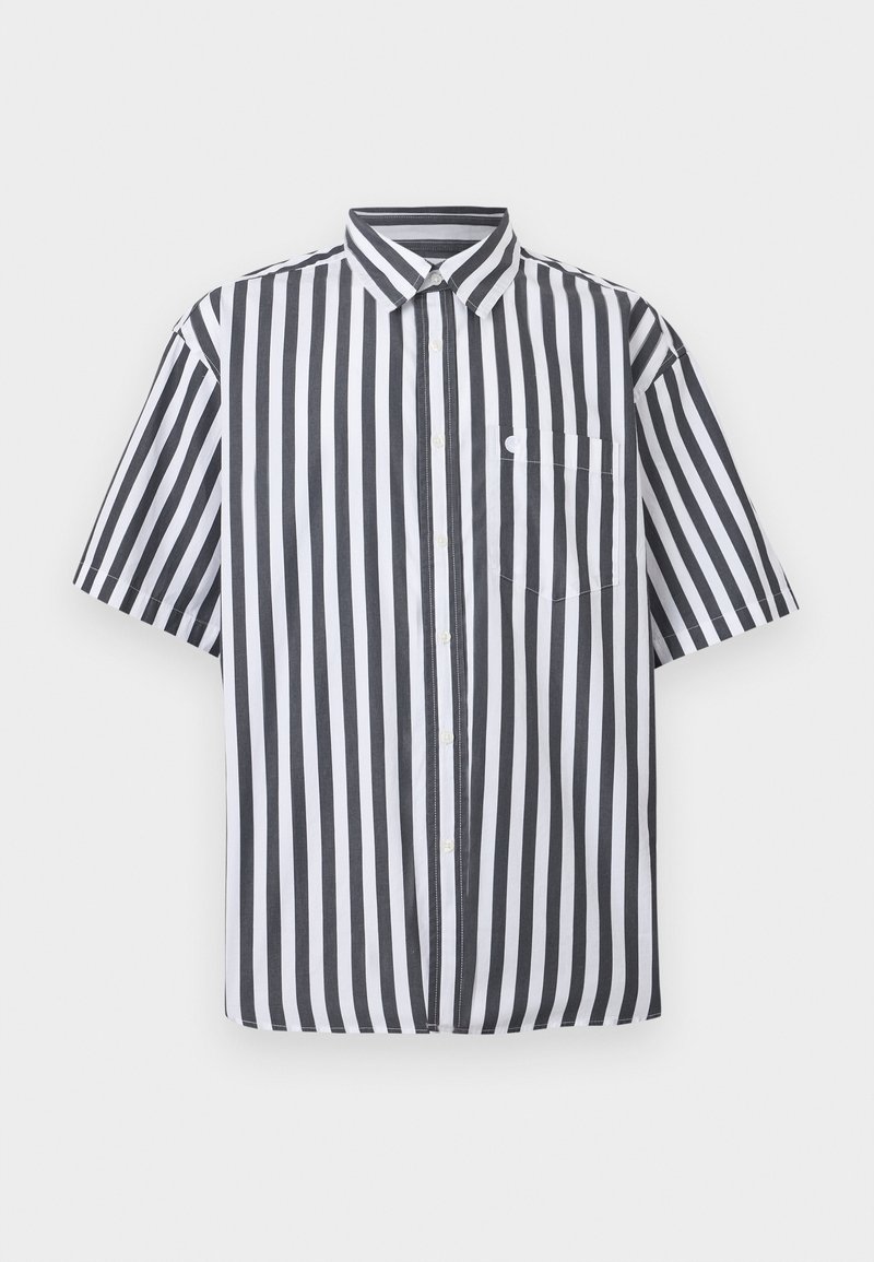 Camicia da uomo a maniche corte con bottoni, a righe verticali bianche e nere, con taschino al petto su sfondo semplice.