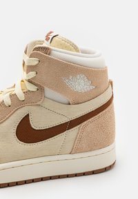 Jordan AIR JORDAN 1 ZOOM CMFT 2 beżowy