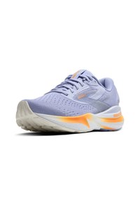 Vijolični tekaški čevelj z mrežnim zgornjim delom, podložnim podplatom in oranžnimi poudarki. Ima zaobljen nos in teksturirane detajle.