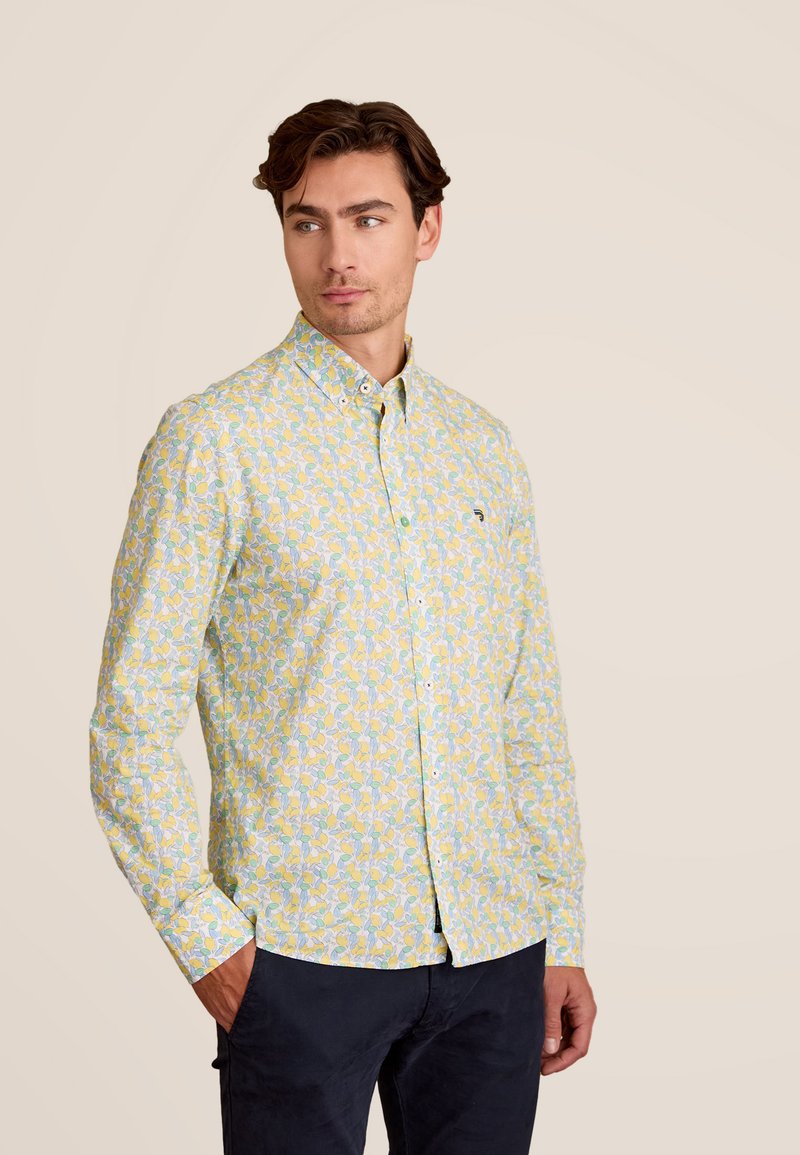 Geel overhemd met knopen, versierd met een bloemenpatroon in lichtblauw en groen, gemaakt van lichtgewicht stof met een klassieke kraagontwerp.