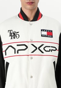 Tommy Hilfiger F1 MOVIE GRAPHIC VARSITY JACKET - Geacă bomber - white/red/black
