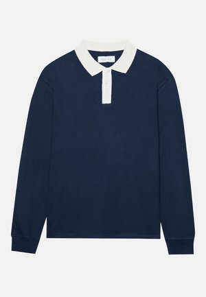Polo à manches longues marine avec un col à côtes blanches et une patte de boutonnage à trois boutons. Texture douce, ourlet droit et poignets à côtes.