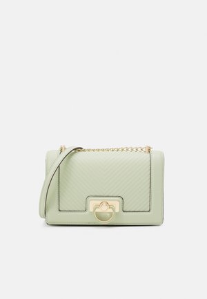 Blassgrüne rechteckige Umhängetasche mit Chevron-Muster, goldener Kette und Ringverschluss auf der vorderen Klappe.