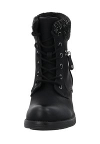 Botas de tobillo negras con un exterior de cuero suave, punta redonda, cordones en la parte delantera y un cuello de punto acolchado. Cuenta con una cremallera lateral para un acceso fácil.