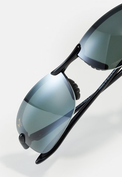 Occhiali da sole con montatura nera e lenti sfumate. Presentano un design curvo, cuscinetti nasali in gomma e logo sulla lente. Forma leggera e aerodinamica.
