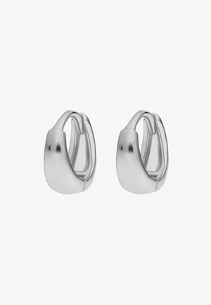 Boucles d'oreilles en argent poli en forme de créoles, avec un design épais et arrondi et une texture lisse ; les ouvertures permettent une mise en place aisée et une fermeture sécurisée.