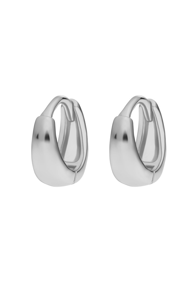 Polierte Silberohrringe mit einem klobigen, abgerundeten Design und glatter Textur; Öffnungen ermöglichen ein einfaches Tragen und einen sicheren Verschluss.