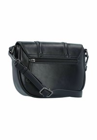 Schwarze Leder-Crossbody-Tasche mit einer Reißverschlusstasche auf der Vorderseite, gepolsterter Oberseite und verstellbarem Tragegurt, mit glatter Textur und abgerundeter Form.