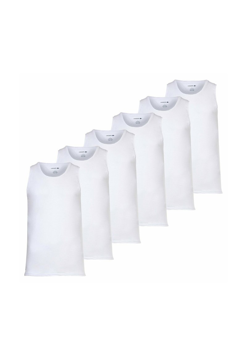 Canottiere bianche in cotone disposte in fila, con scollo rotondo e senza maniche, con bordi puliti e branding minimale visibile.