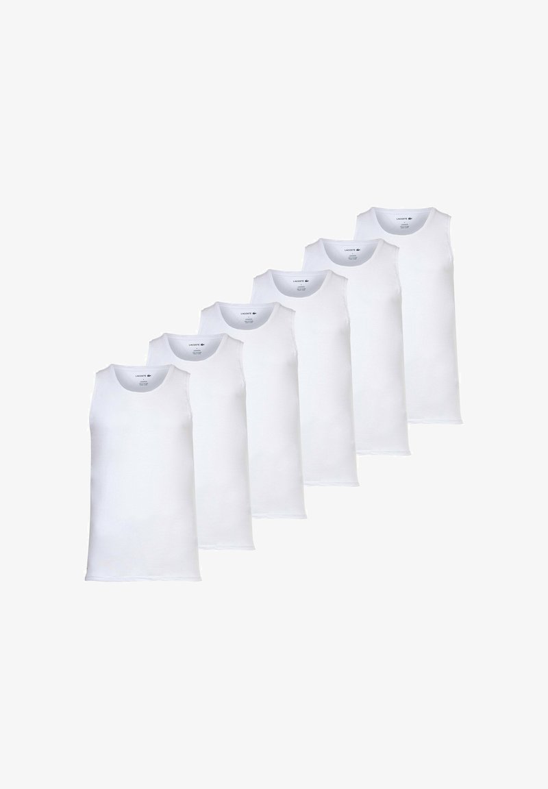 Canottiere bianche in cotone disposte in fila, con scollo rotondo e senza maniche, con bordi puliti e branding minimale visibile.