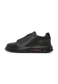 Sneaker in pelle nera con punta arrotondata, lacci frontali e ammortizzazione nell'intersuola. Presenta un pannello laterale testurizzato e dettagli sottili.
