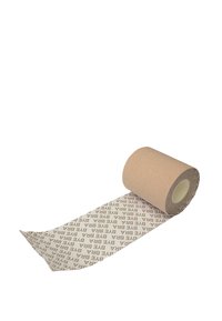 Nastro adesivo beige in un ruolo, con una finitura testurizzata e motivi stampati in marrone. Il nucleo interno è bianco e circolare.