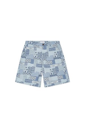 Shorts pour homme mi-longue avec motifs patchwork bleus et blancs et fermeture par bouton sur fond blanc.