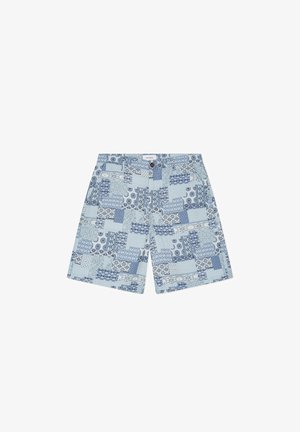 Shorts pour homme mi-longue avec motifs patchwork bleus et blancs et fermeture par bouton sur fond blanc.