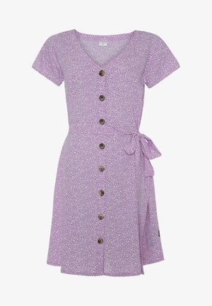 Vestido cruzado morado de manga corta con pequeño patrón floral blanco, botones delanteros, escote en V y lazo lateral en la cintura.