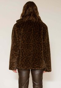 Veste en fausse fourrure à imprimé léopard dans des nuances de marron, avec une coupe décontractée et une texture douce, dotée d'un col classique et de manches longues.