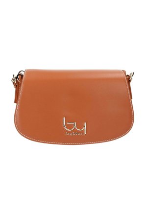 Borsa a tracolla in pelle color cuoio con patta curva, cuciture bianche e logo metallizzato "Byblos" sul davanti.