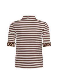 Bruin-wit gestreept shirt met een polokraag en driekwartmouwen; luipaardprintaccenten op de opgerolde mouwen.