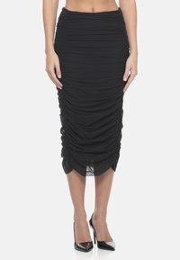 Zwarte midi-sok gemaakt van gerimpeld stof met een aansluitend ontwerp. Kenmerkt zich door textuurplooiingen langs de zijkanten en een gebogen zoom.